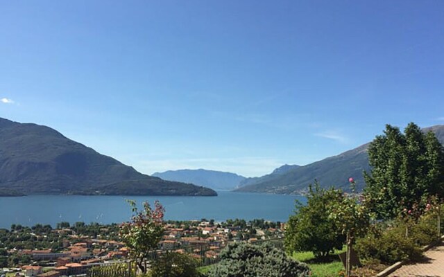 Family Apartment Overlooking Lake Como