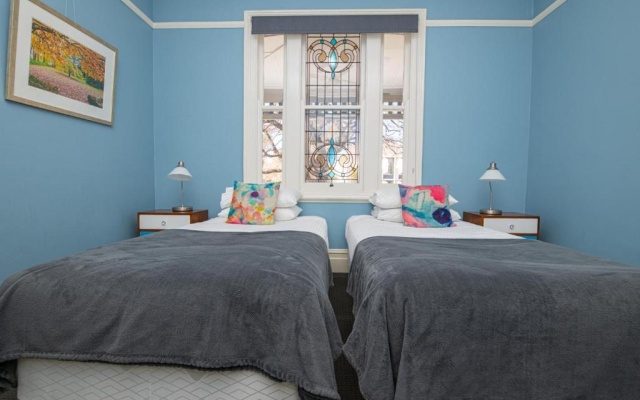 Blue Door Apartments Heritage Charm in CBD – Guest Rooms – Orange