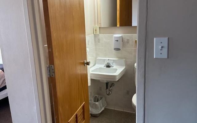 Bears Den Lounge and Motel