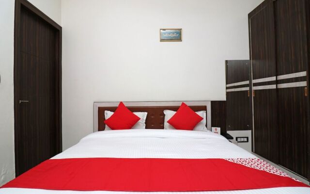 OYO 24879 Royal Taj Home Stay