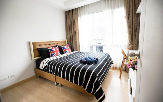 Cozy Thonglor by Pat