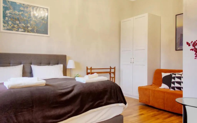 4BR , 3BHR with AC at the OPERA