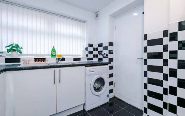 Spacious 4-Bed House Manchester