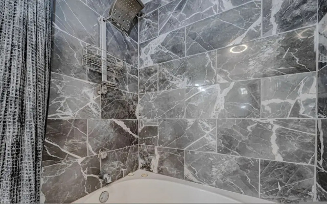 Upscale 1BR Condo in Med Center