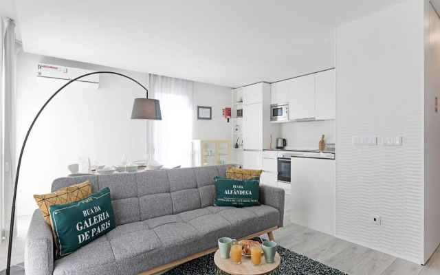 Stylish Flat W/ Gym & Parking by LovelyStay