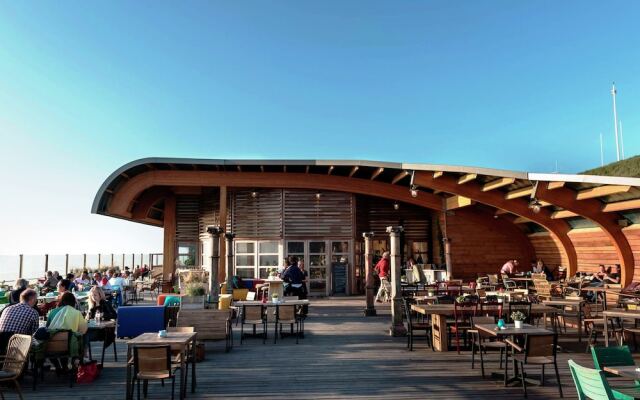 Trendy Lodge With Dishwasher Near the Sea