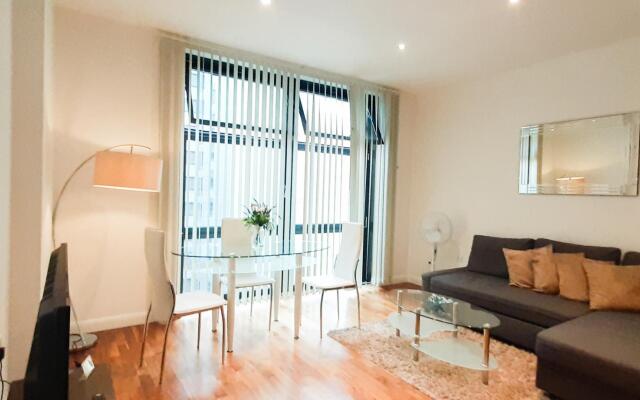 One Bed Apartment in South Quay, Canary Wharf