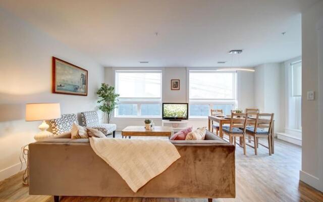 New Luxurious Modern 2BR Condo Sleeps 5 Coffee, AC, WIFI