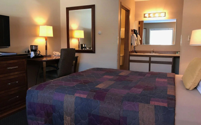 Lakeshore Inn & Suites