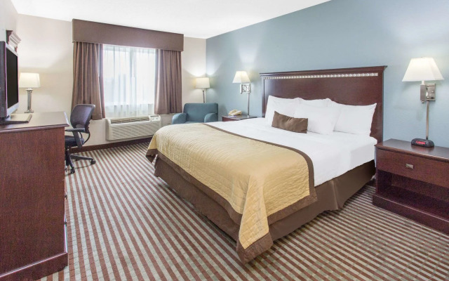 Clarion Pointe Mattoon near University