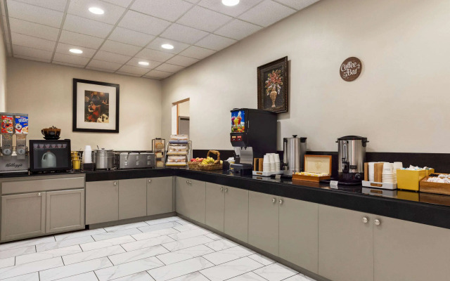 Days Hotel by Wyndham Allentown Airport / Lehigh Valley