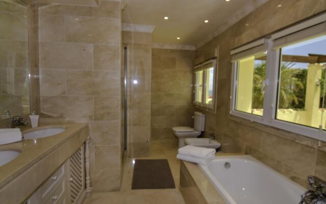 20001 - Exquisite Villa 50M To Beach