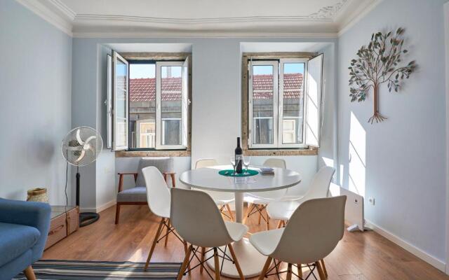 Elegant Riverview Apartment in Historical Lisbon
