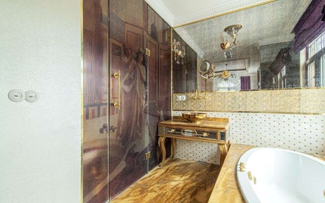 Hotel Room in Historic Mansion in Beylerbeyi