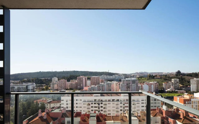 Skyscraper Riverview Lisbon with Indoor Pool