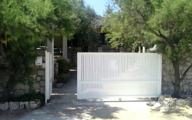 Ivica - Charming House Next to the sea - H