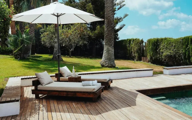 Luxurious Villa With Bright Terrace