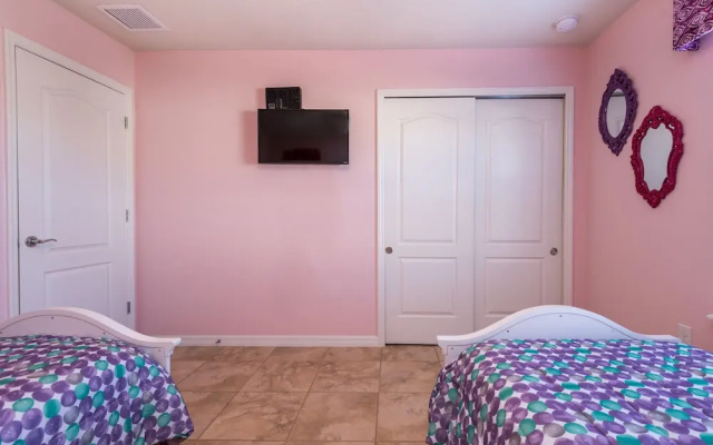 Townhome W/private Pool & Free On-site Water Park!