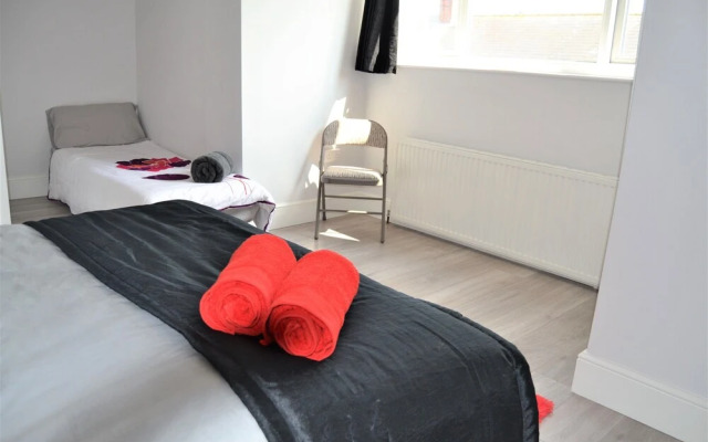 Entire 2 Bedroom House Near City Centre
