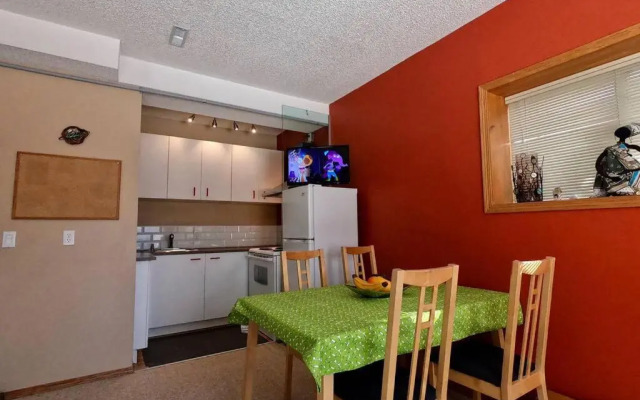 Sunny & Cozy Suite with Pool & Ping Pong table