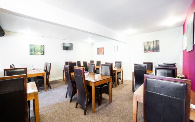 OYO White Horse Lodge Hotel