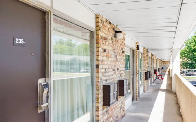 Oyo Hotel Mona Lake Muskegon