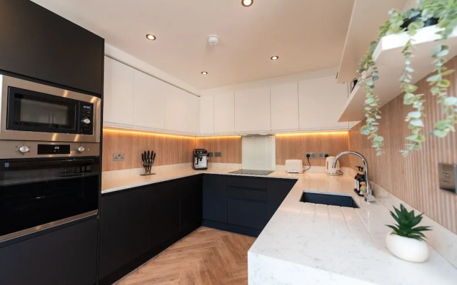 Luxury 8 Bed Home Manchester