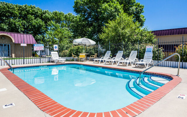 Econo Lodge Urbandale