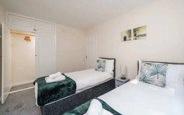 Redhill Holiday Home Sleeps 4 - Parking