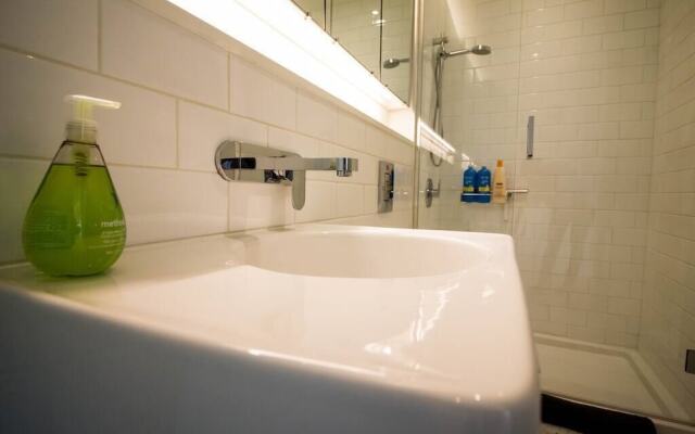 Victoria Harbour View Suite- slp 4