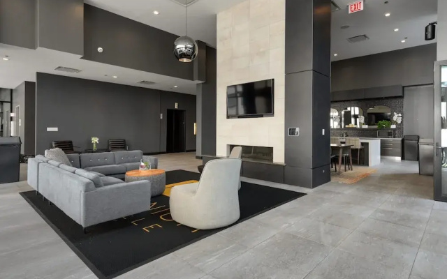Downtown Charm 2BR Comfort Great Amenities