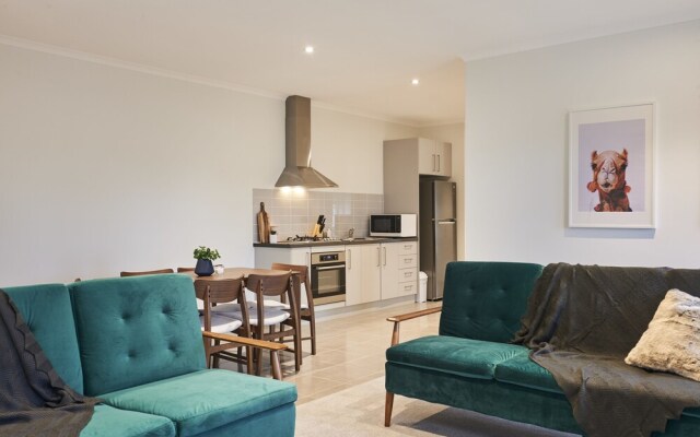 Earthy And Polished 2 Bedroom Unit In Chadstone