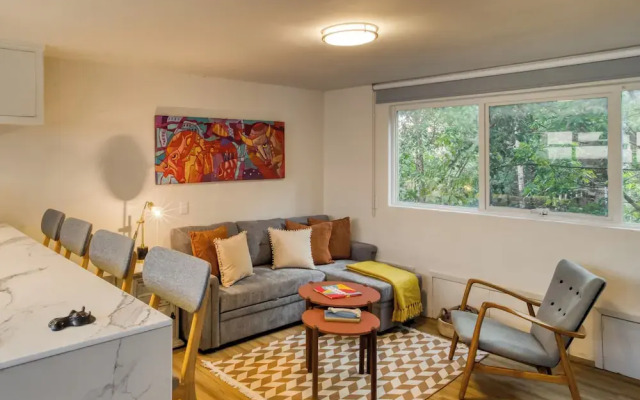Comfy Apartment with Leafy Views by Tasman