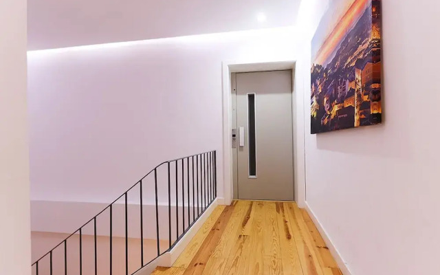 JOIVY Bold & classy 2BR home w/balcony in Baixa, moments from shopping streets