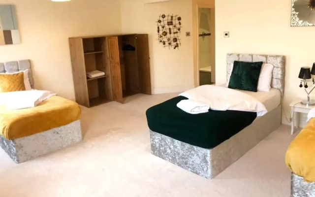 Spacious 3BR Home in Bedford for Big Groups