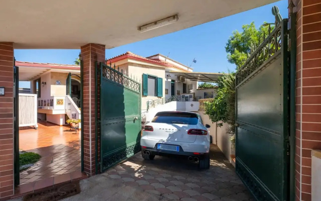 Sirena Apartment in Luxury Villa With Shared Pool