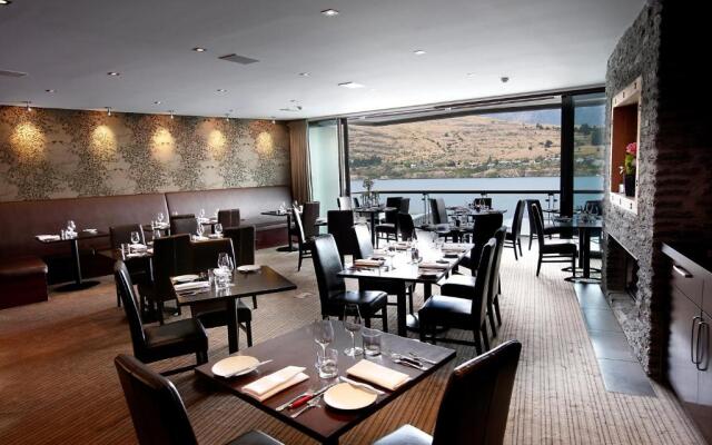 The Rees Hotel, Luxury Apartments & Lakeside Residences