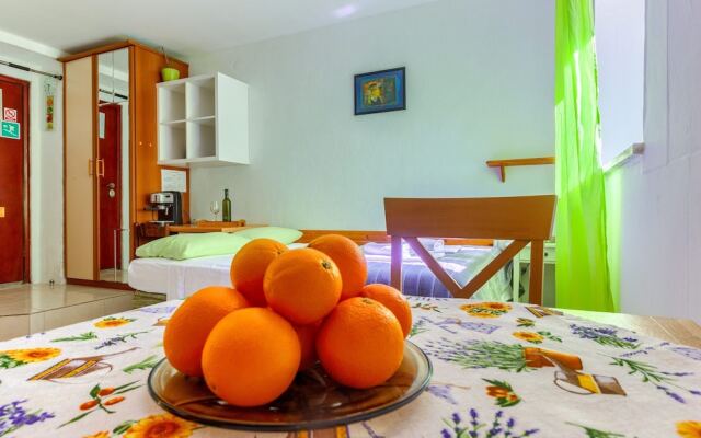 Studio With Shared Garden, 3 min Walk to the Beach