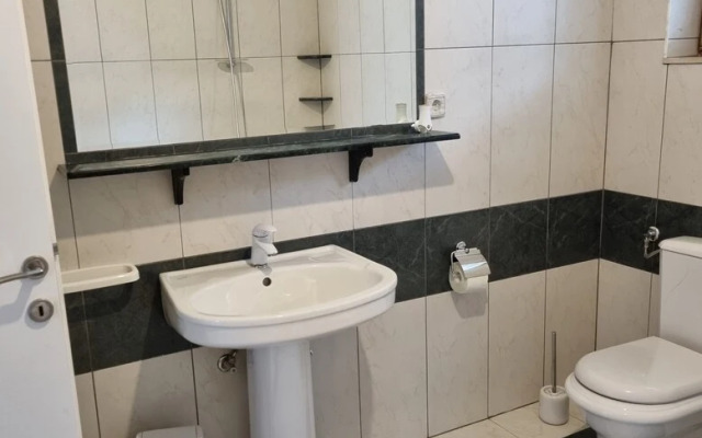 Large 120 m2 apt With Patio,1 min Walk From Beach