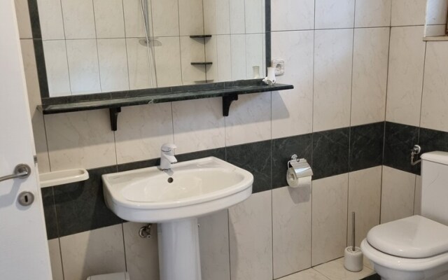 Large 120 m2 apt With Patio,1 min Walk From Beach