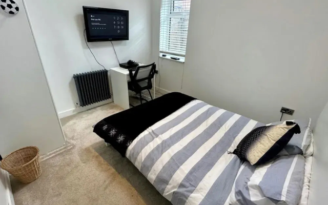 4 Bedroom House, Sleeps 8- Hot Tub, Pets, Parking