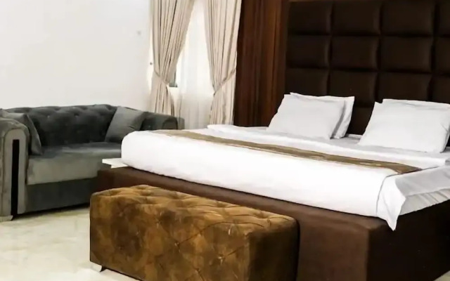 Hubbies Royale Hotel