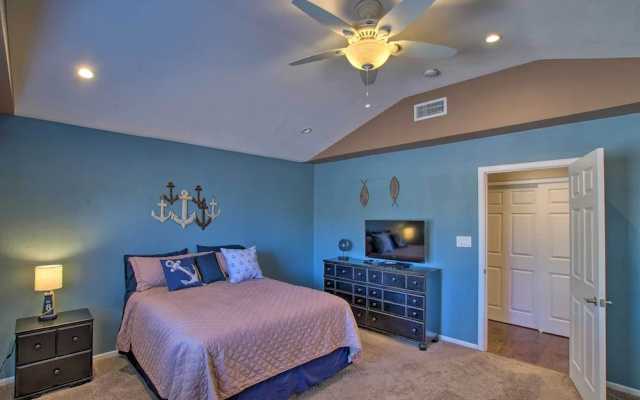 Group Getaway w/ Pool & Putting Green in Glendale