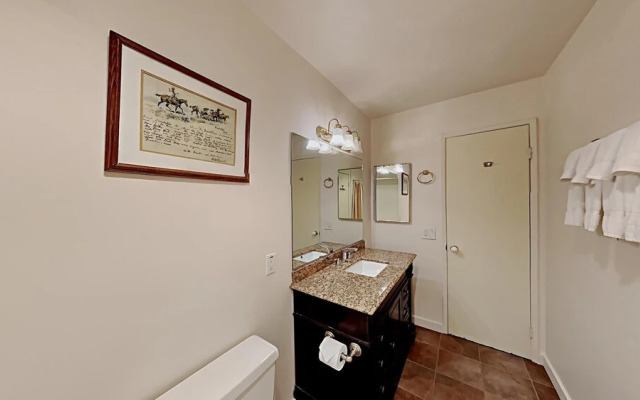 Spacious 2 BR Units at 1849 Condos with FREE Pool, Parking & Wifi