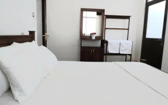 Ivy Banks Lake Round Hotel