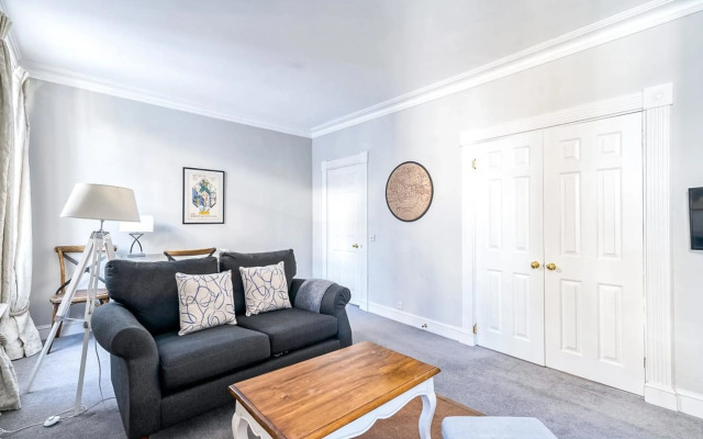 Cozy and Spacious Kensington Maisonette