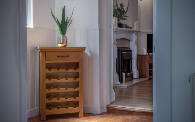 Ivy Cellar - 2 Bedroom Apartment - Tenby