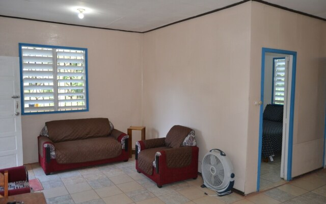 Budget Cheerful Entire Private Belizean One Bedroomed Home