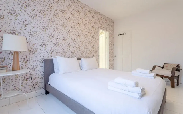Beautiful 4 Bedroom London Riverside House