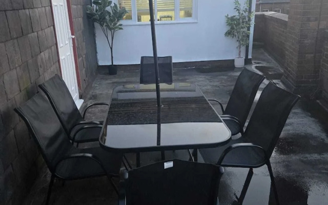 Charming Wolverhampton Apartment With Private Entrance